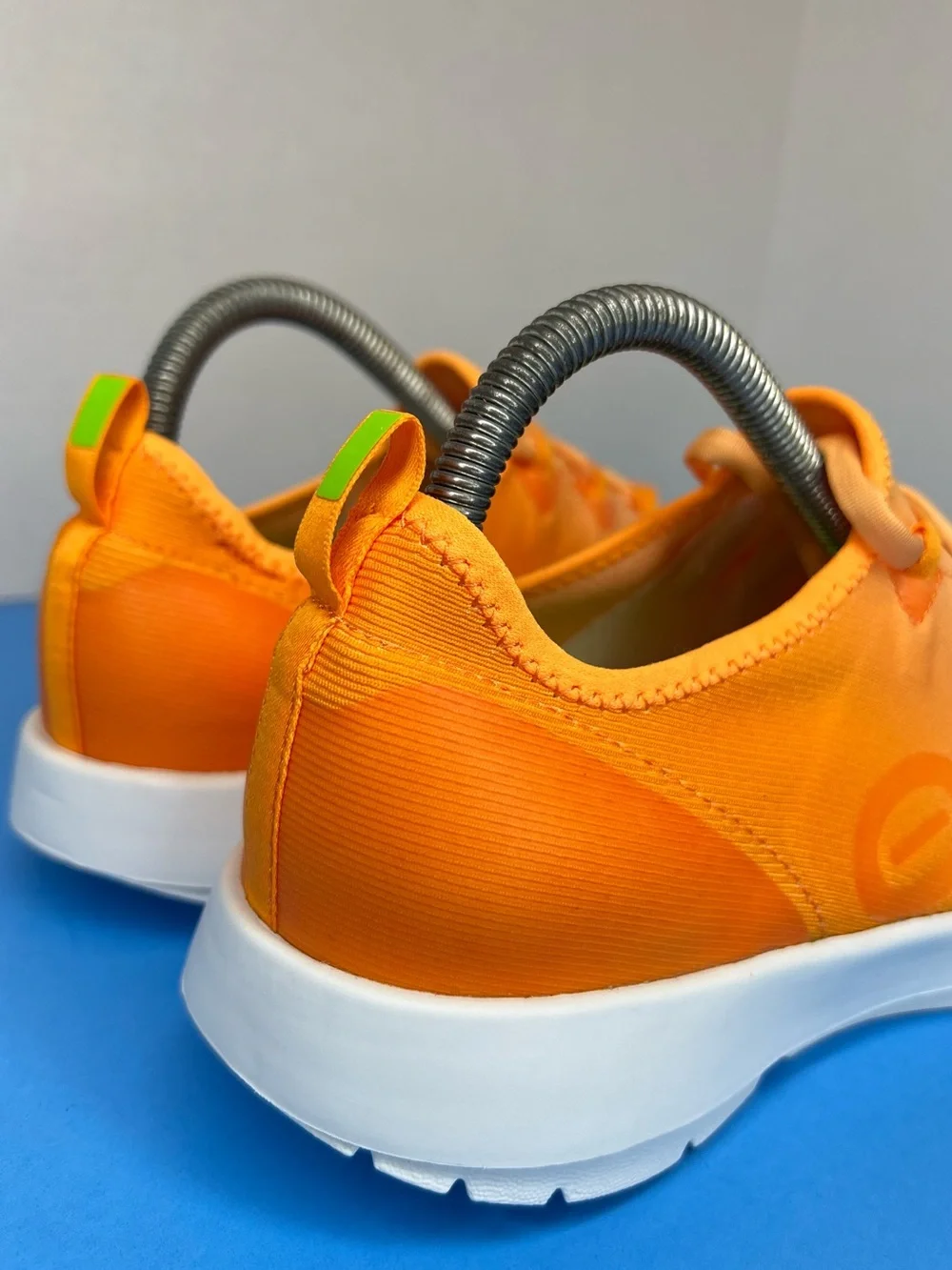 OOFOS OOmg Sport LS Womens Size 9 Or. Glow Lightweight Recovery Sneaker Like New